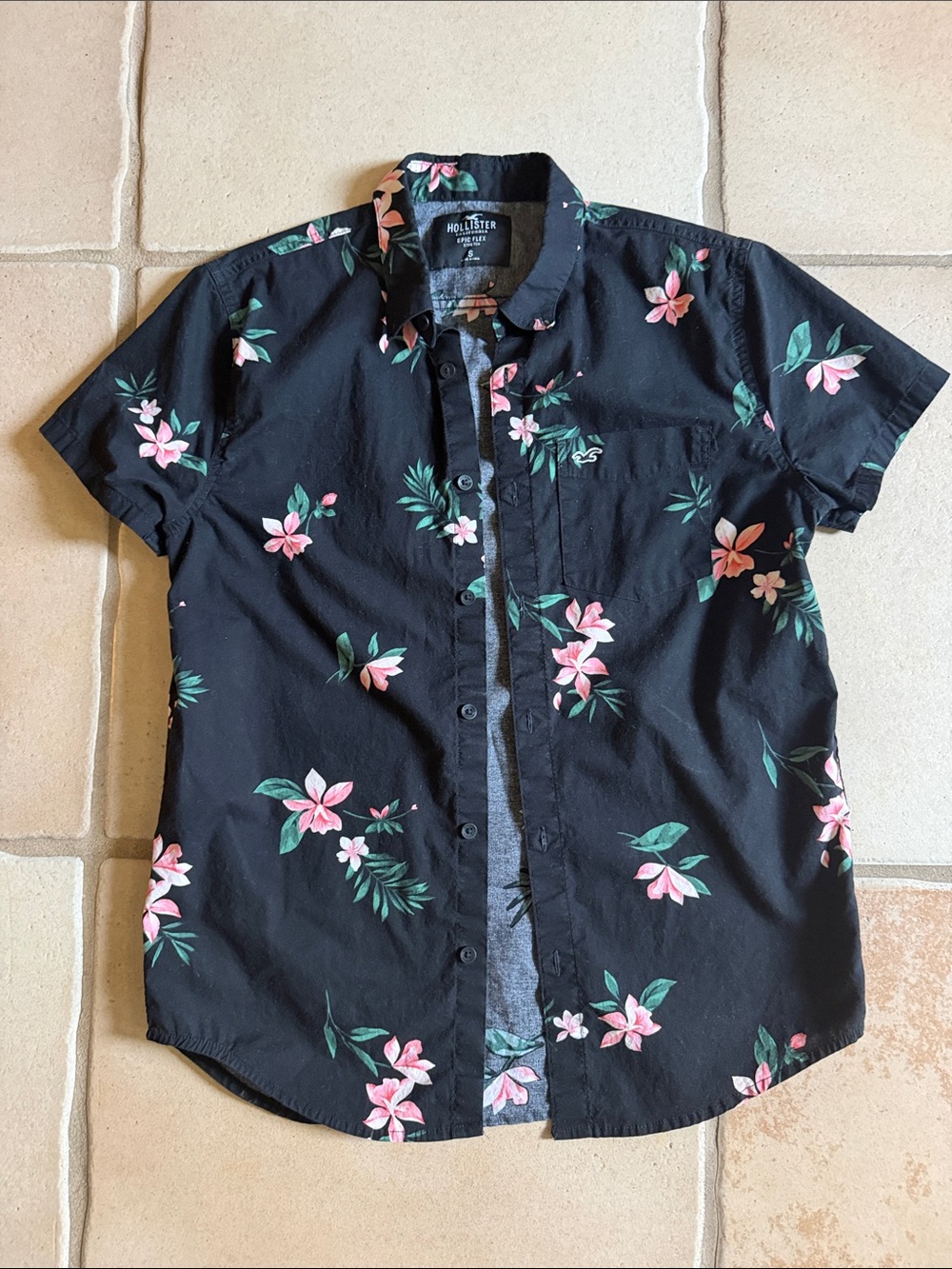 Hollister Men’s Black Floral Short-Sleeve Button-Up Shirt
